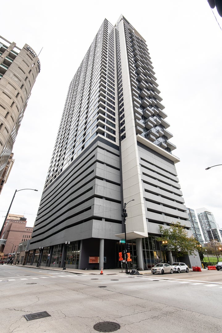 235 W Van Buren Street 2216 — photo