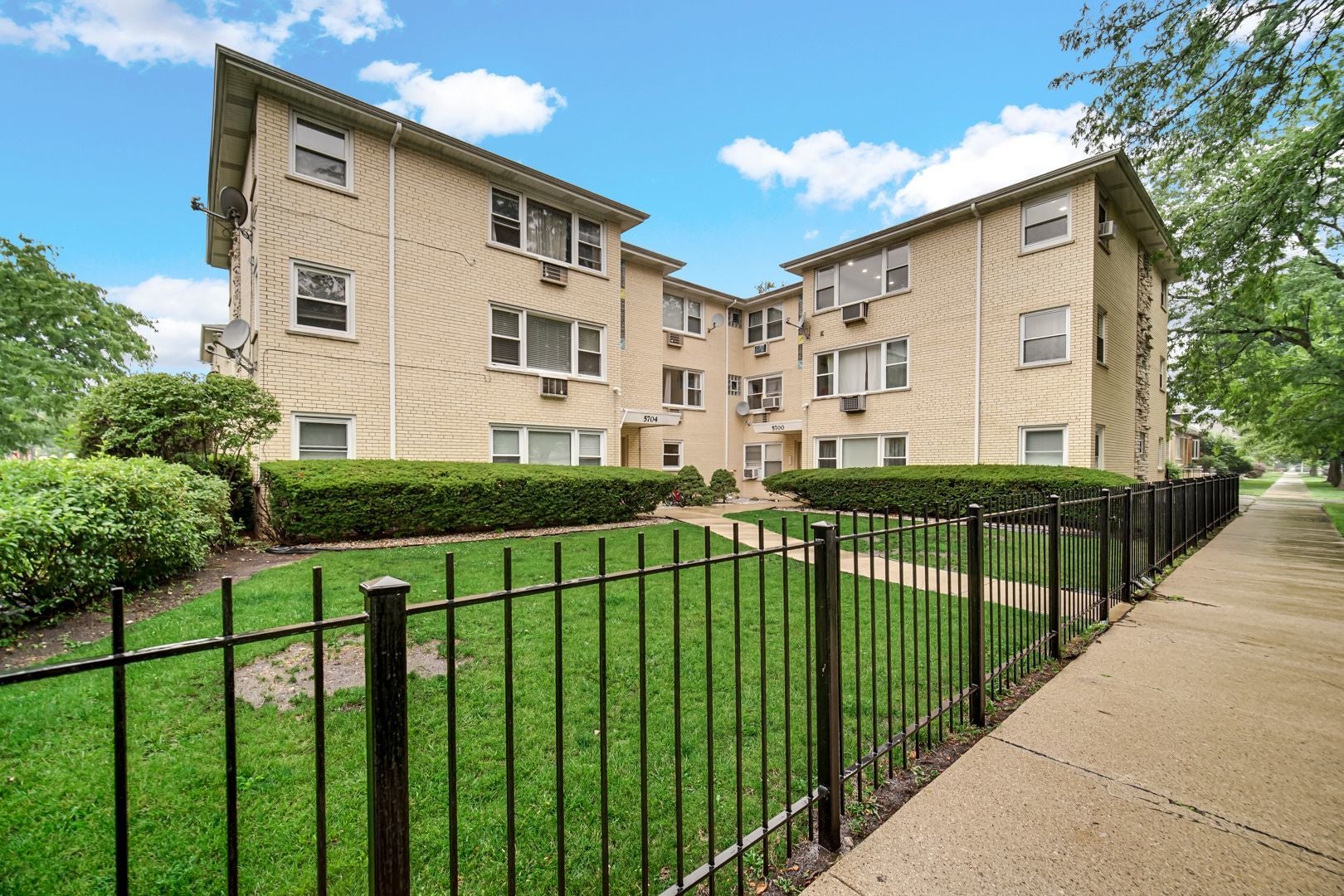 5700 W Montrose Avenue 3D — photo