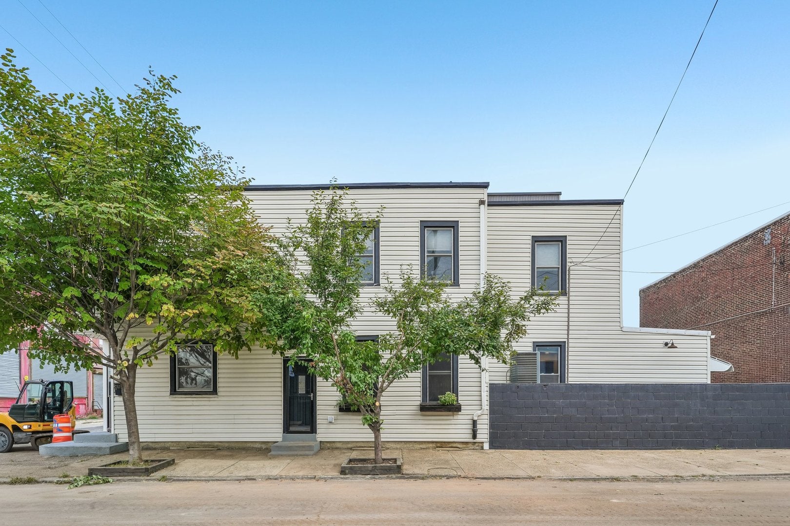 2615 E Tioga Street — photo