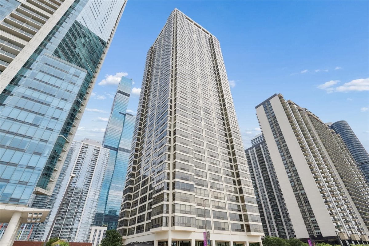360 E Randolph Street 901 — photo