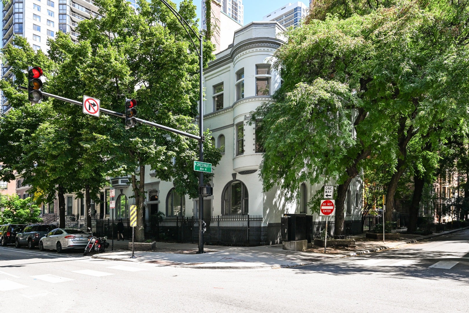 849 N Dearborn Street — photo