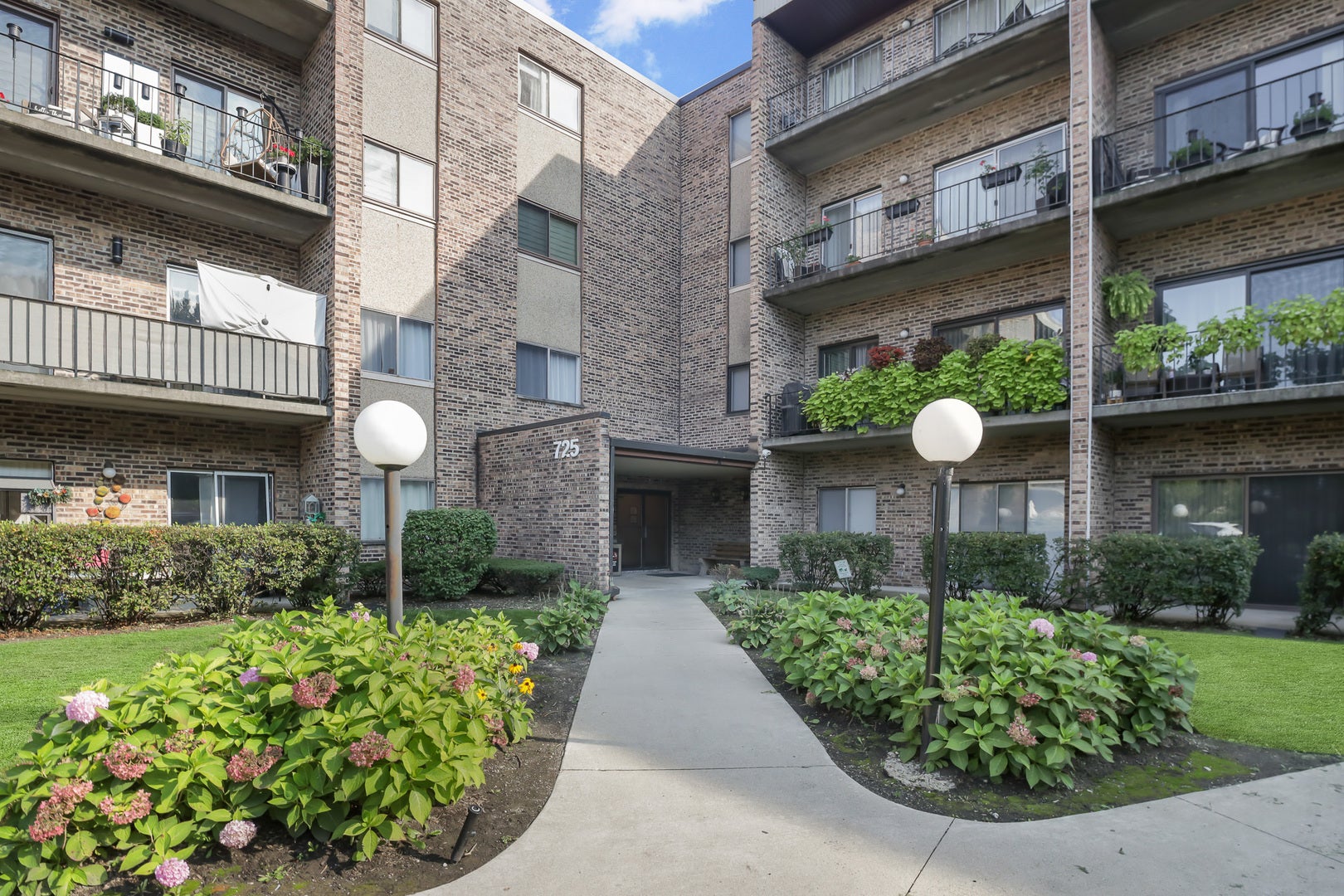 725 W Huntington Commons Road 306 — photo