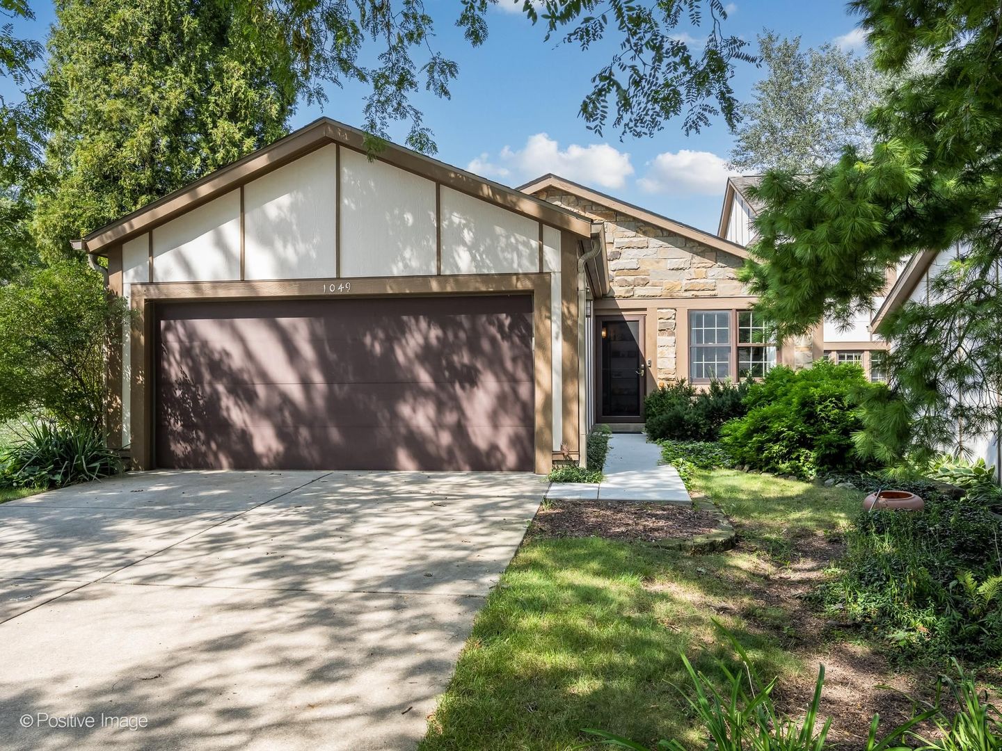 1049 Wheaton Oaks Drive — photo