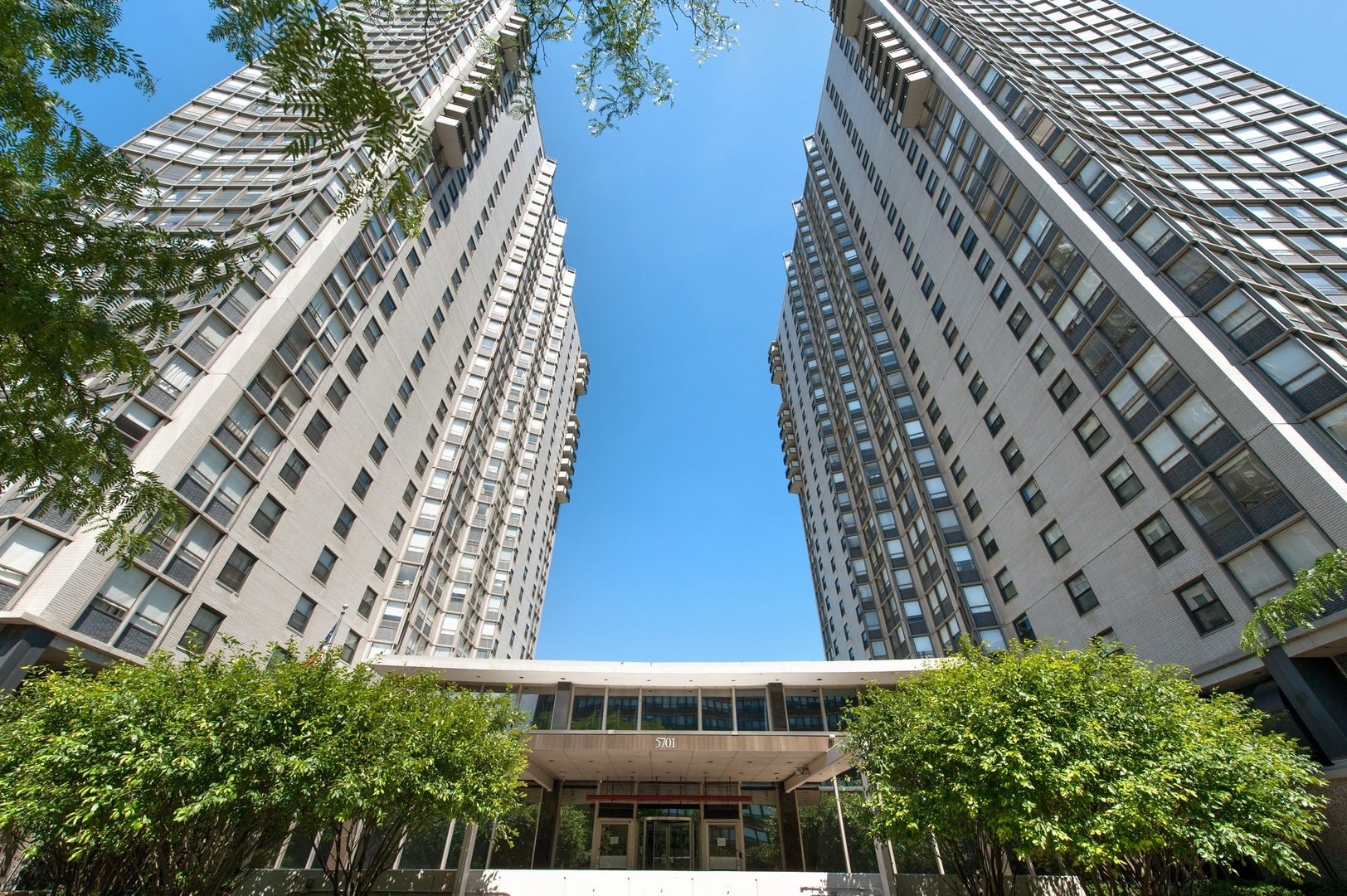 5701 N Sheridan Road 28U — photo