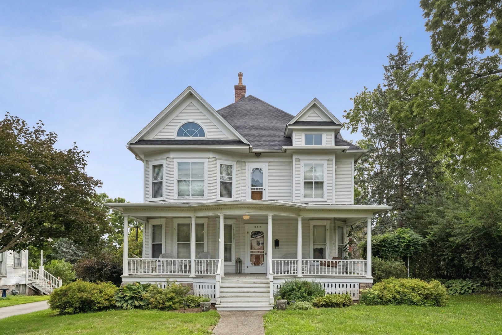 10216 Main Street — photo