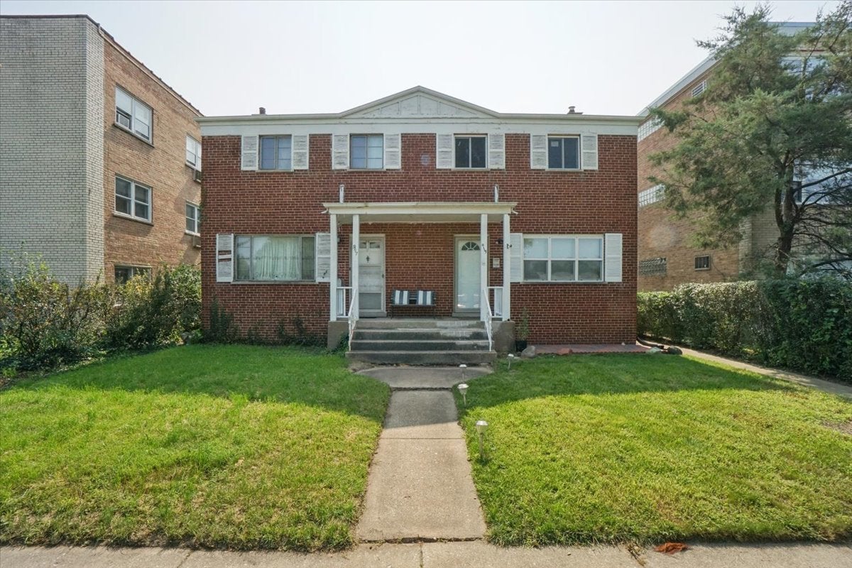 9115 N Gross Point Road — photo