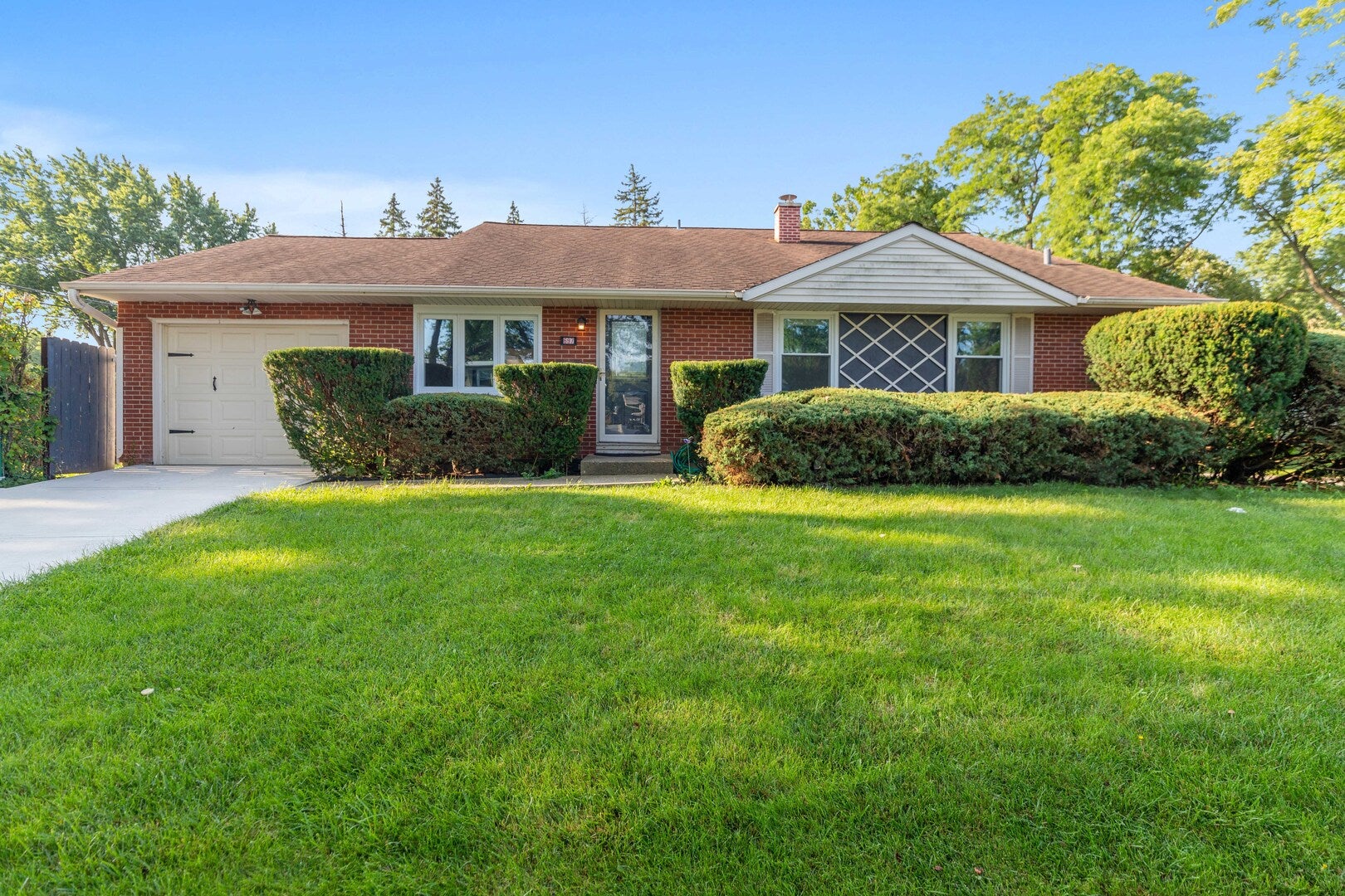 697 Hickory Drive — photo