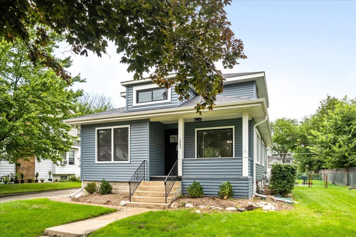 Home in Des Plaines, IL 60018 — photo 2