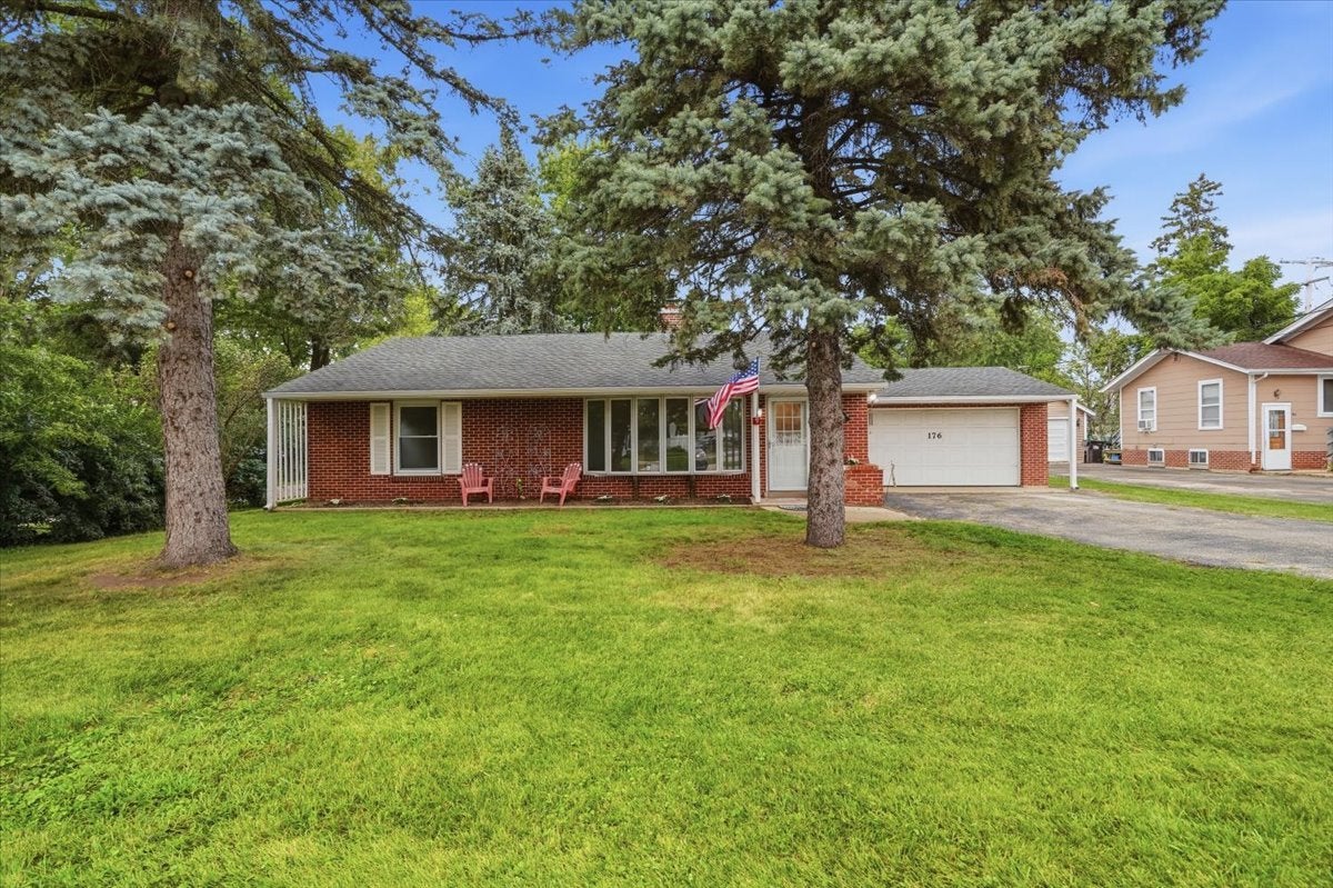 176 Lakeshore Drive — photo