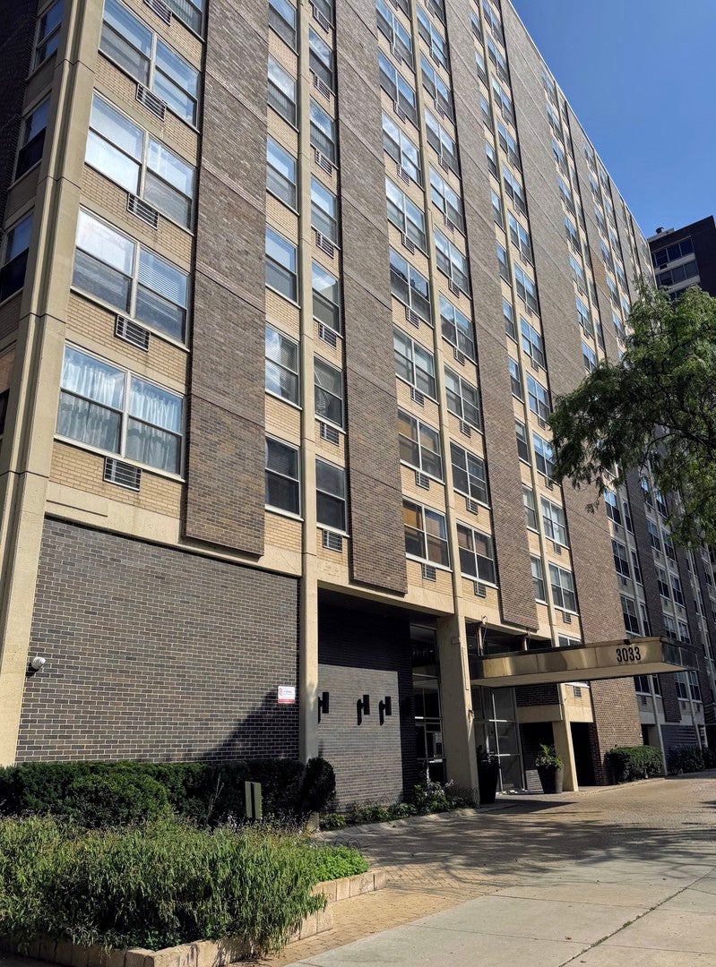3033 N Sheridan Road 903 — photo