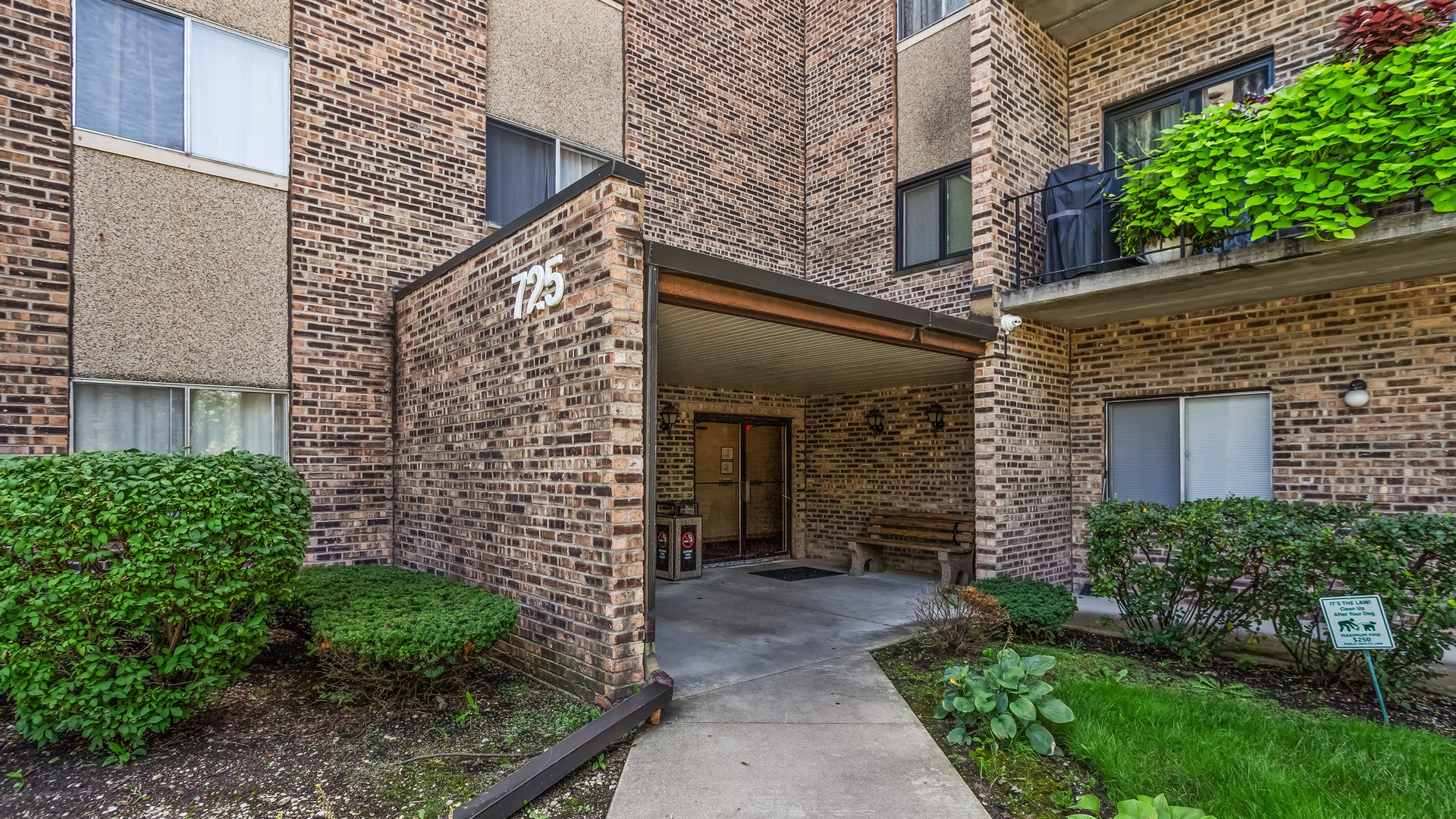 725 W Huntington Commons Road 104 — photo