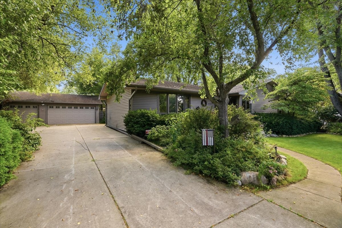 10405 W Ford Avenue — photo