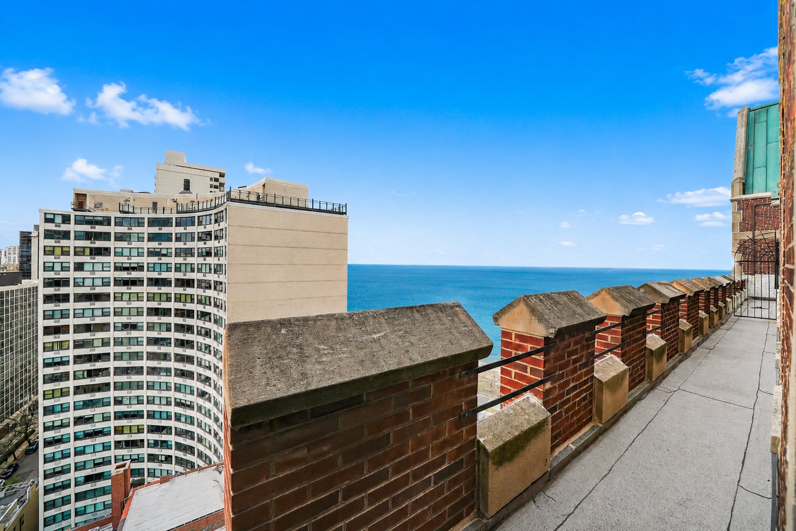 Home in Chicago, IL 60611 — photo 2