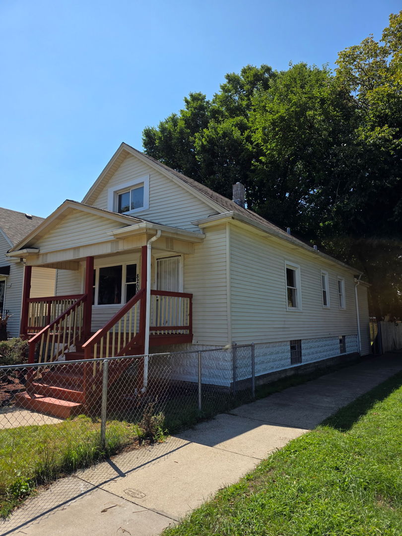 Home in Chicago, IL 60617 — photo 2