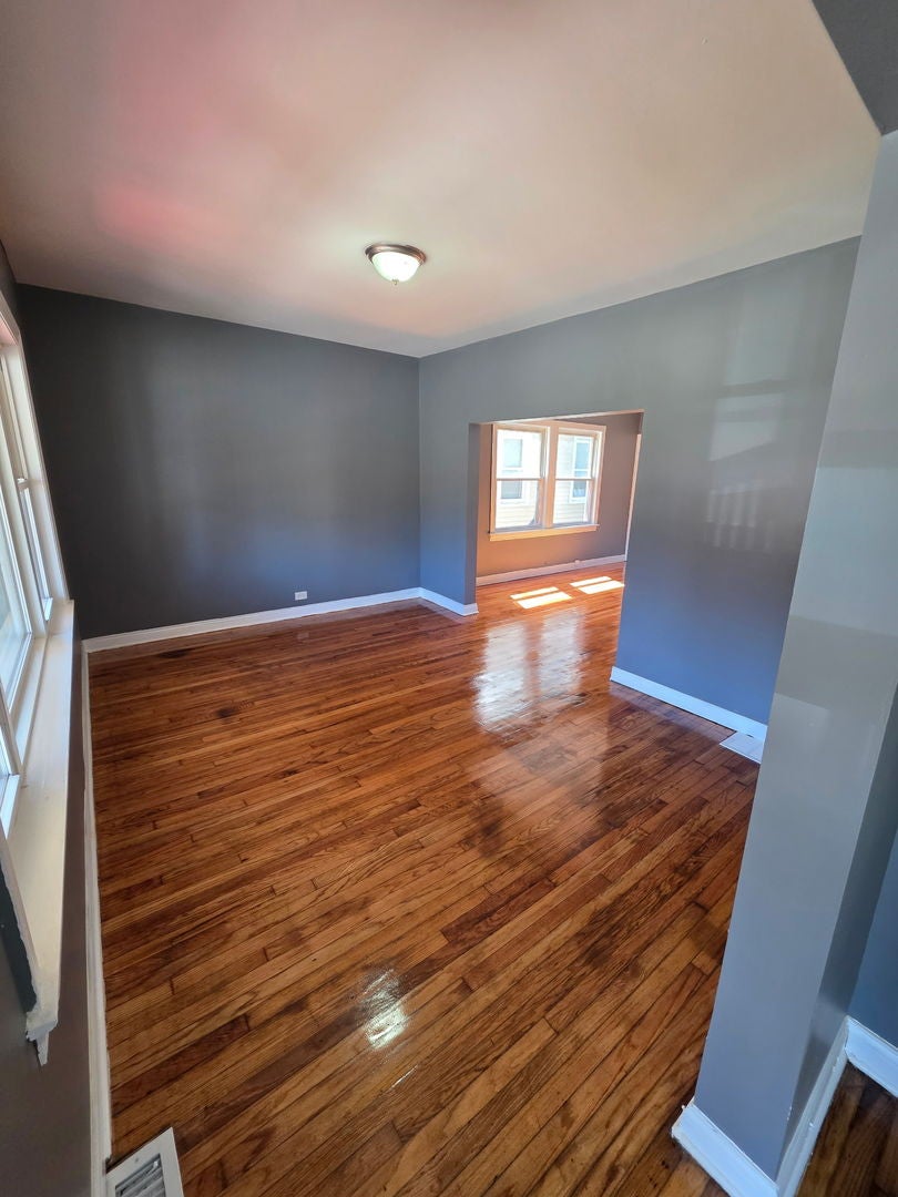 Home in Chicago, IL 60617 — photo 3
