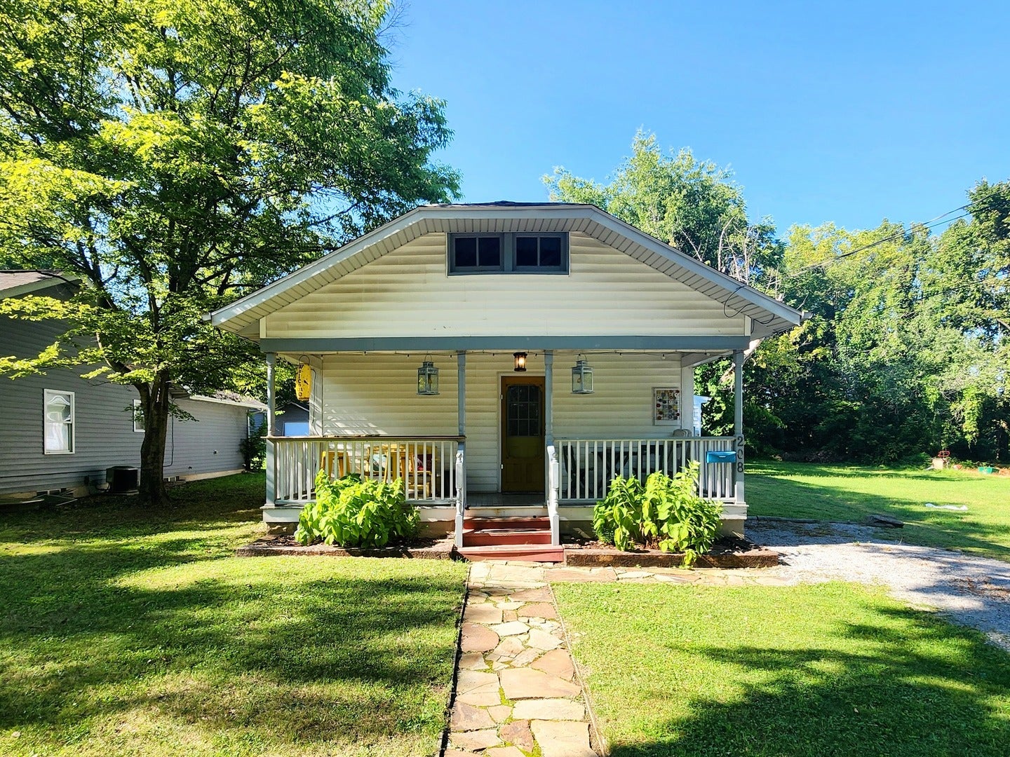 208 E Oak Street — photo