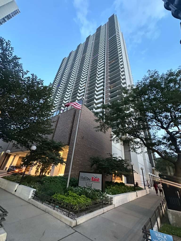 6033 N Sheridan Road 39E — photo