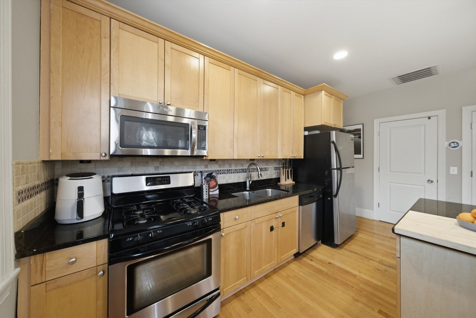 Home in Chicago, IL 60626 — photo 2