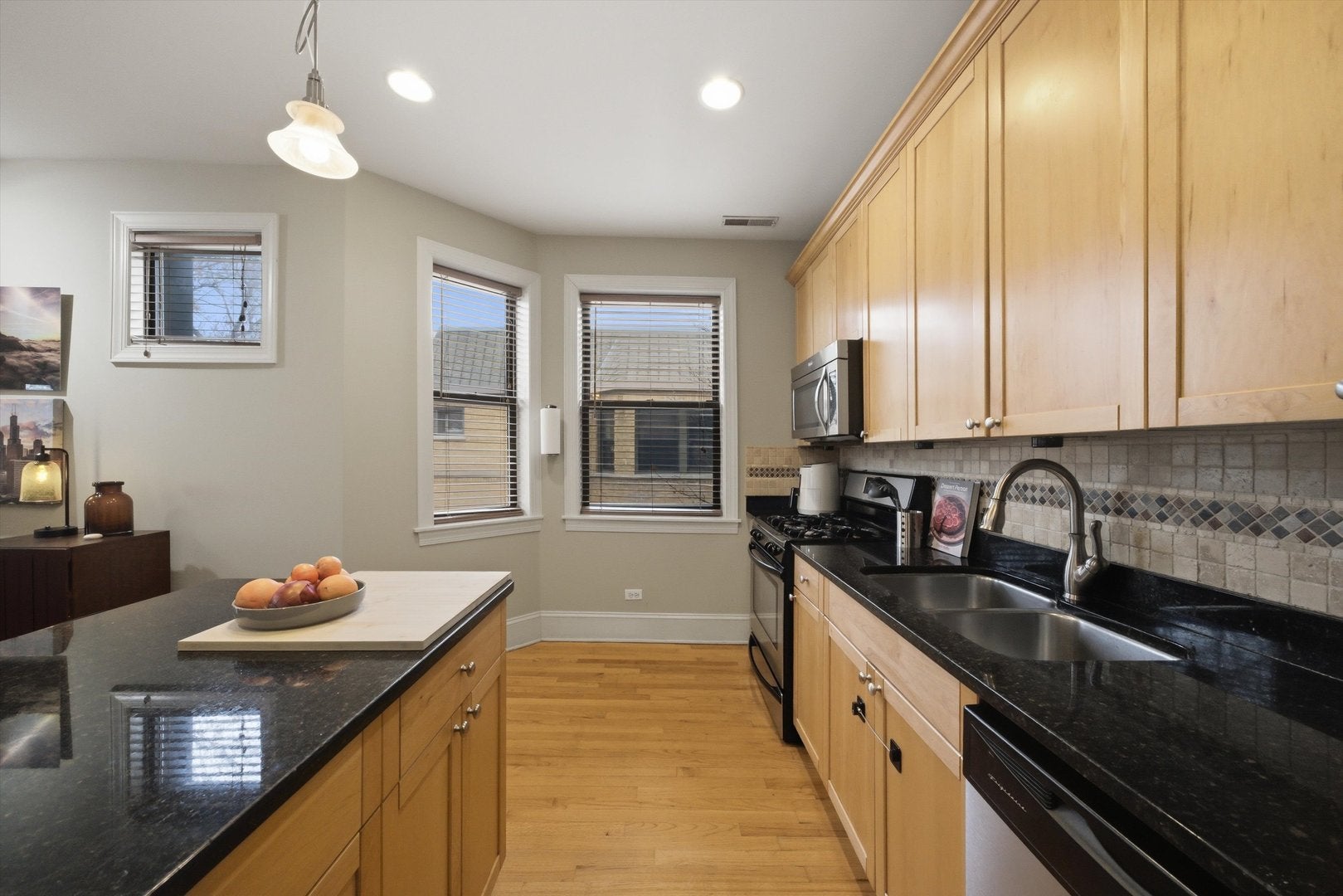 Home in Chicago, IL 60626 — photo 3