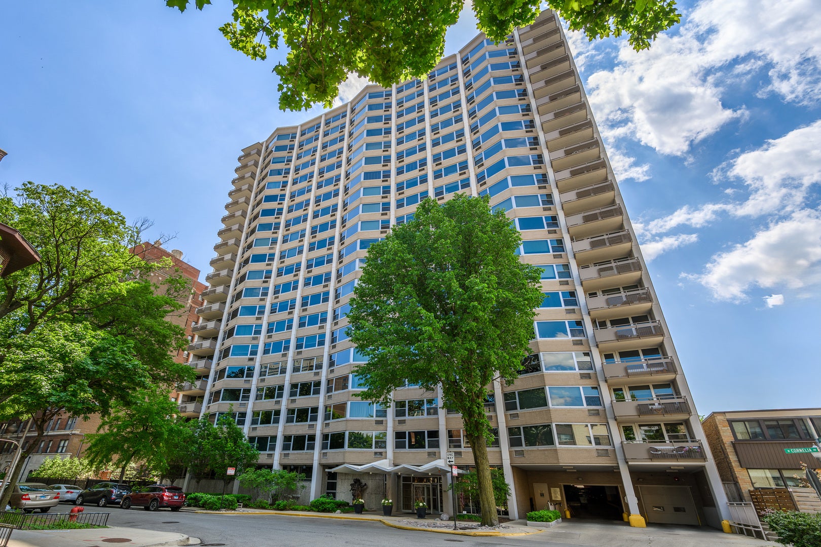 555 W Cornelia Avenue 403 — photo