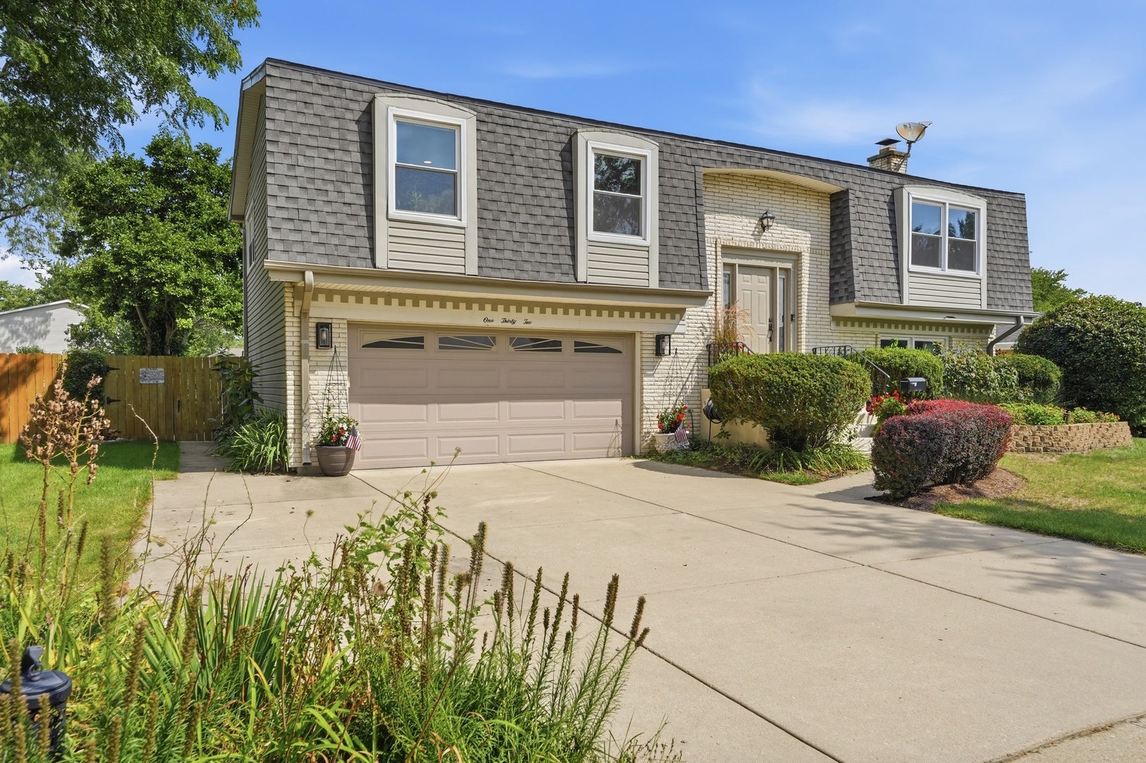 132 W King Arthur Court — photo