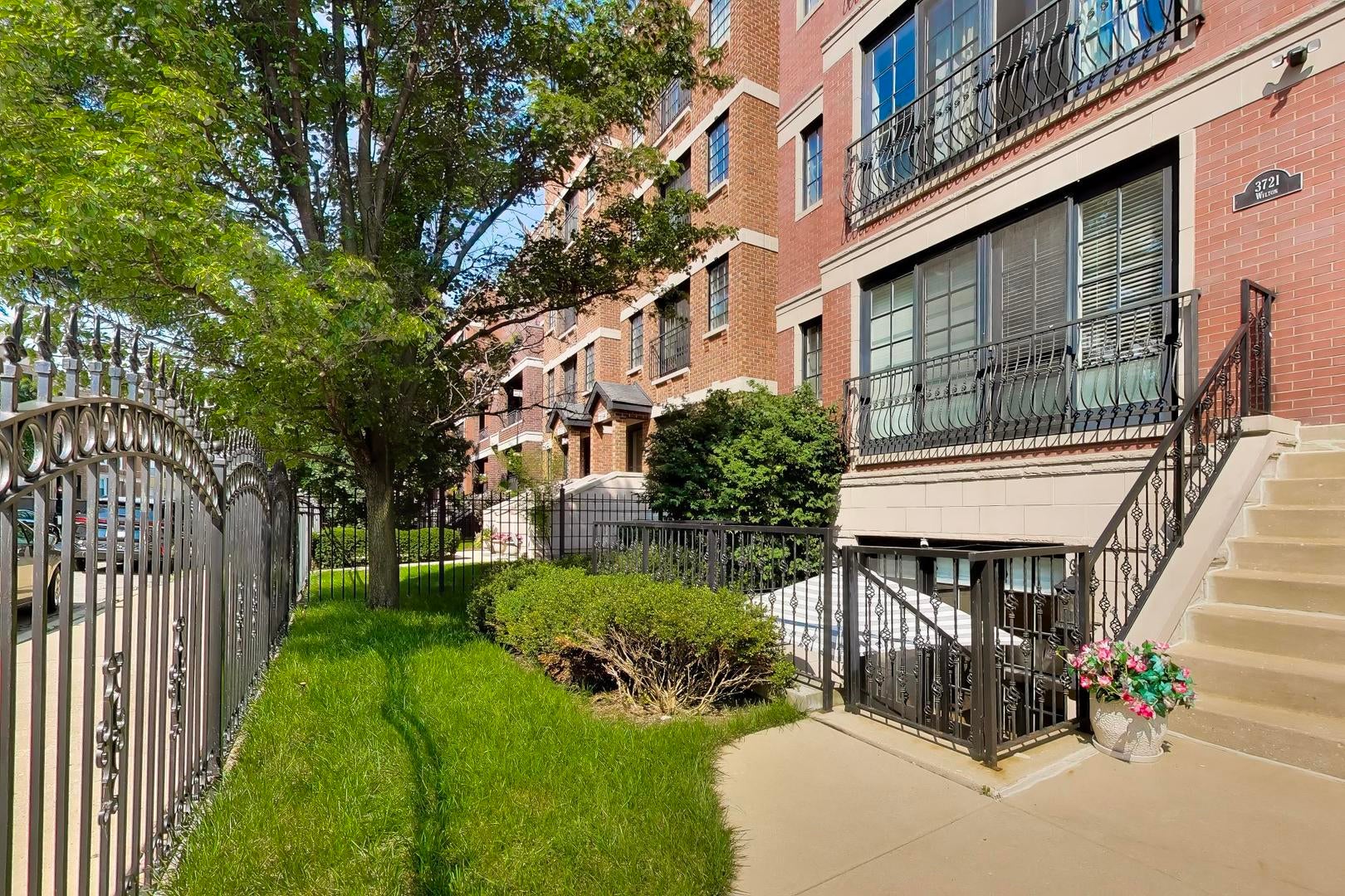 Home in Chicago, IL 60613 — photo 2