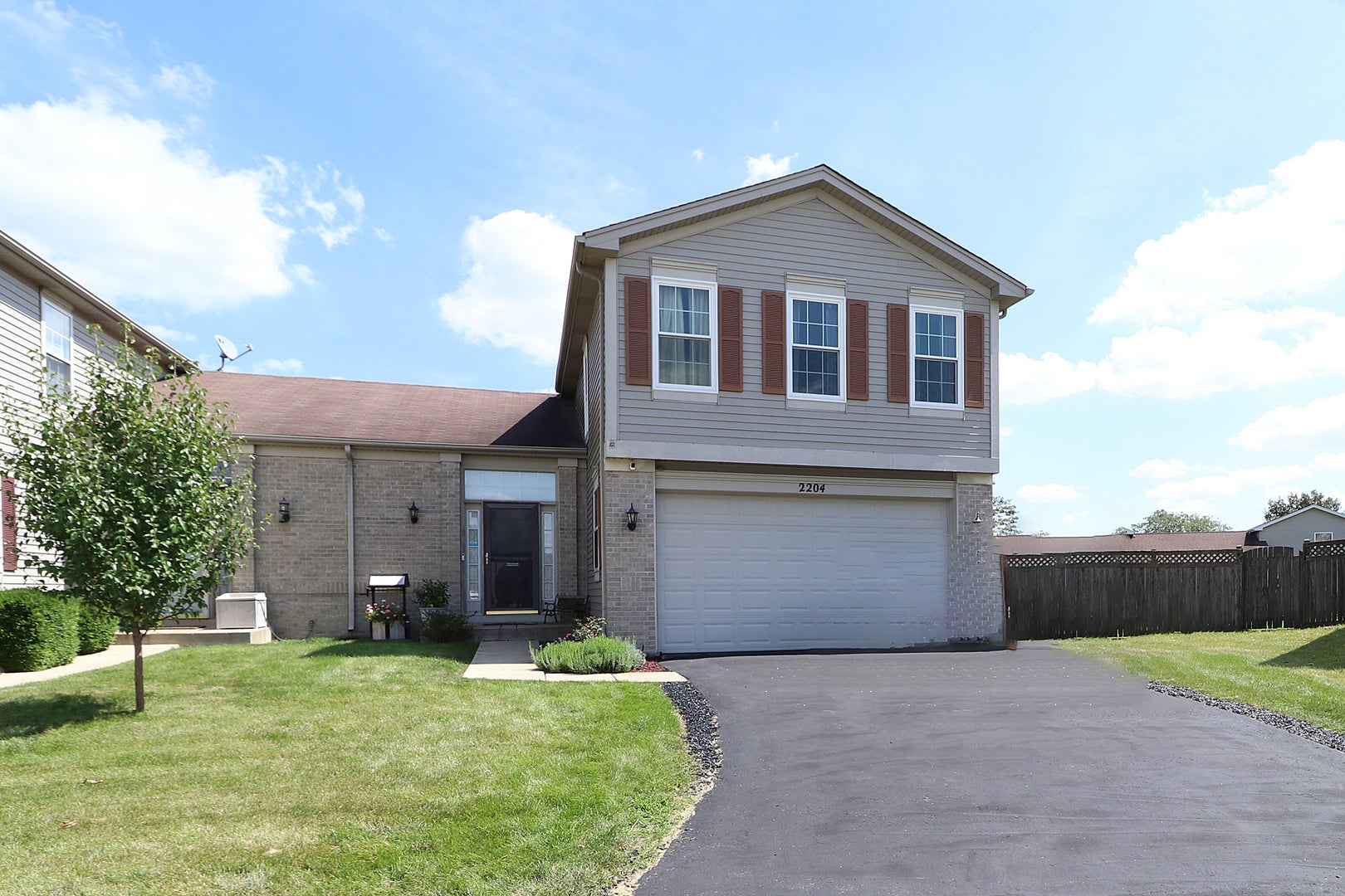 2204 Hollister Court — photo