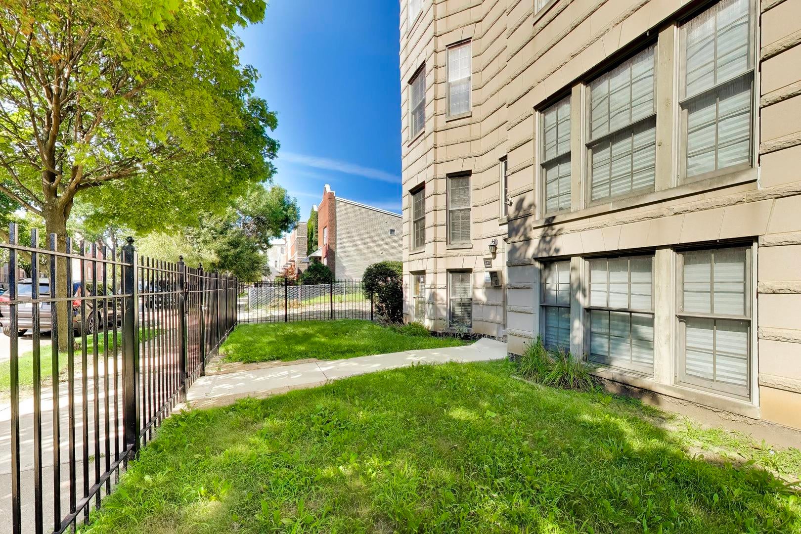Home in Chicago, IL 60653 — photo 2