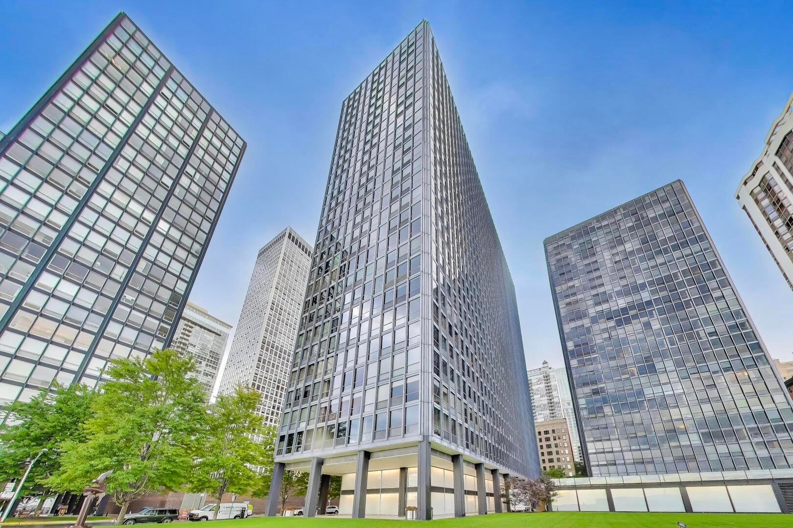 900 N Lake Shore Drive 1610 — photo