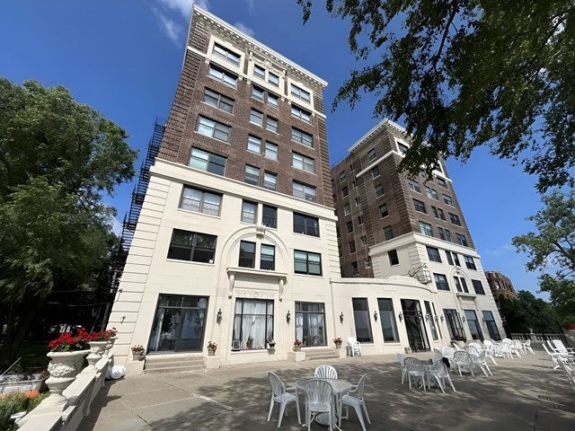 1205 W Sherwin Avenue 301 — photo