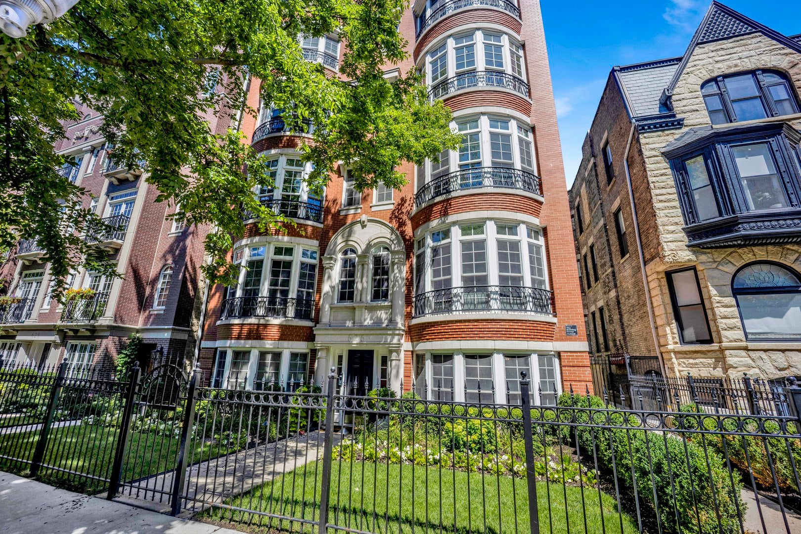 626 W Wrightwood Avenue 1E — photo