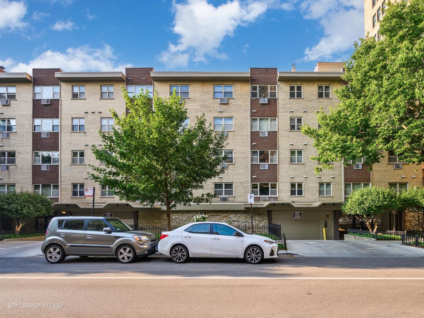 420 W Aldine Avenue 225 — photo