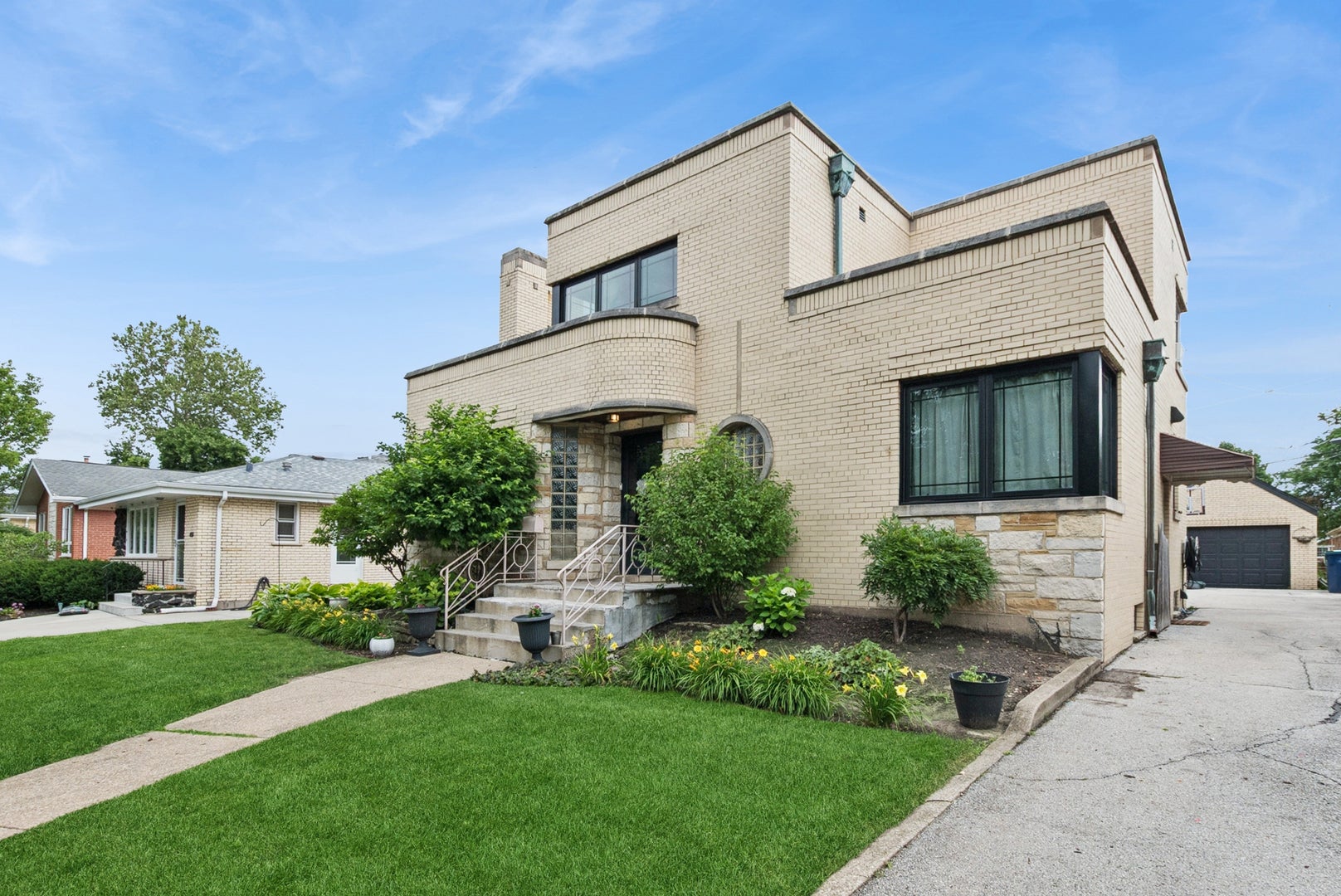 10155 S Clifton Park Avenue — photo