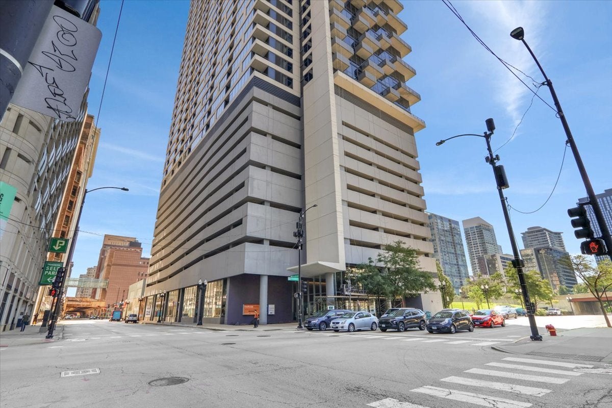 235 W Van Buren Street 2007 — photo