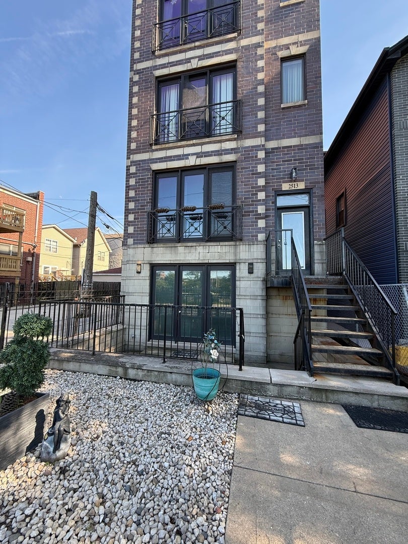 2513 W Congress Parkway 1 — photo