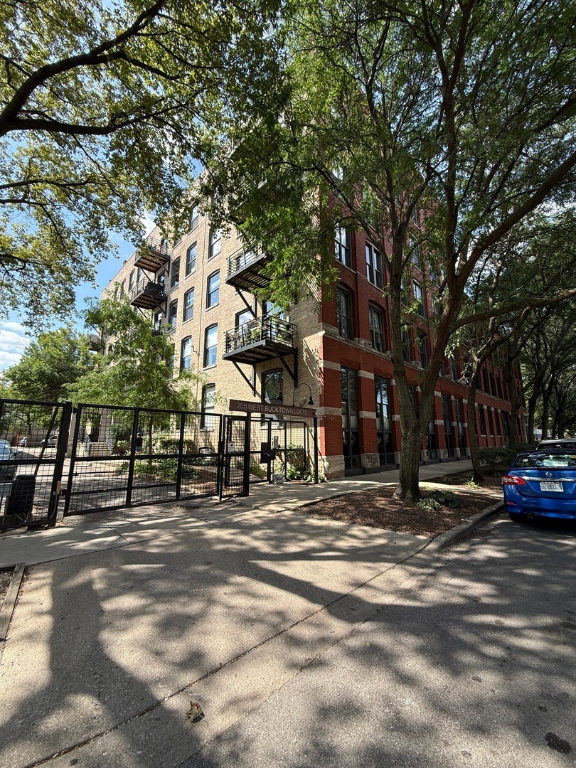 2511 W Moffat Street 201 — photo