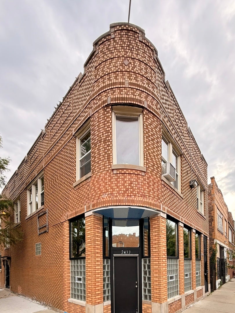 2433 W Lithuanian Plaza Court — photo