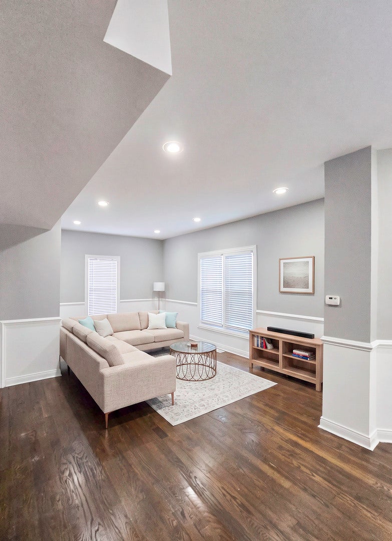 Home in Chicago, IL 60649 — photo 3