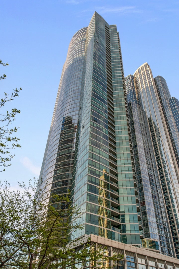 1201 S Prairie Avenue 3605 — photo