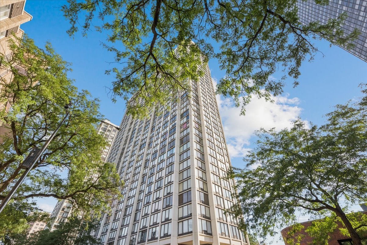 5445 N Sheridan Road 3211 — photo