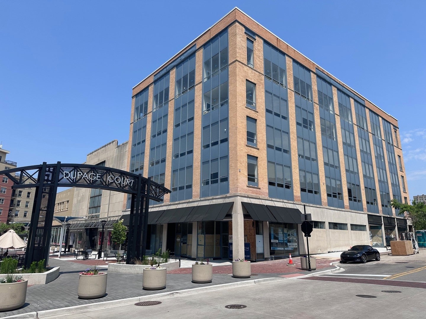40 DuPage Court 409 — photo