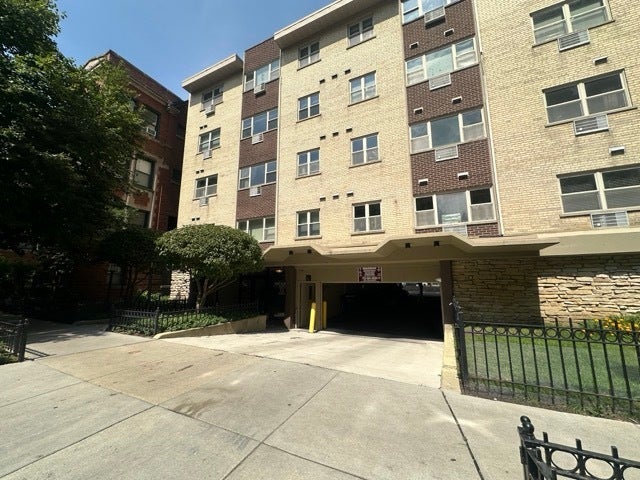420 W Aldine Avenue 228 — photo