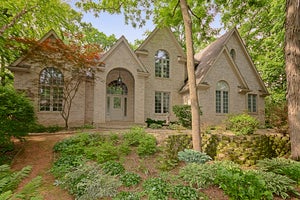2708 Whiting Court — photo