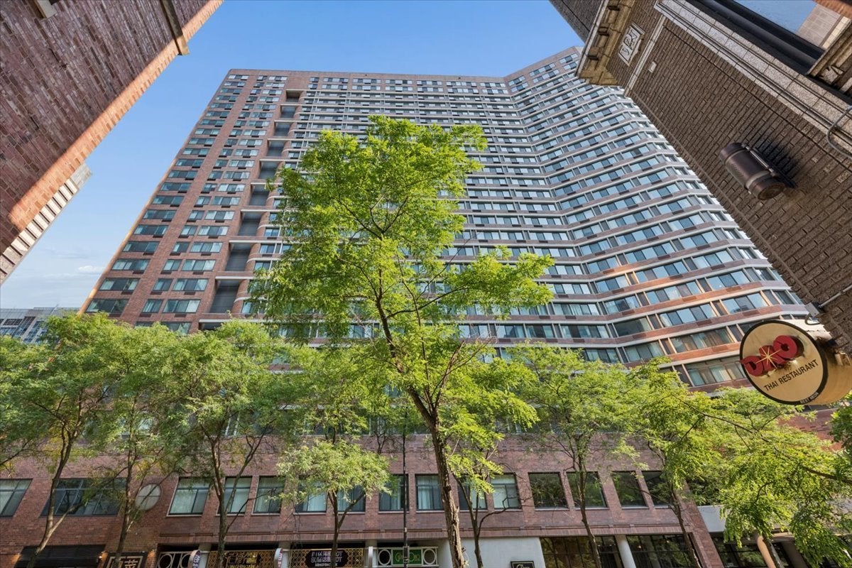 211 E Ohio Street 2706 — photo