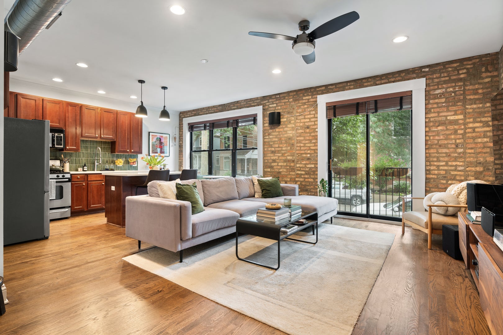 Home in Chicago, IL 60657 — photo 2