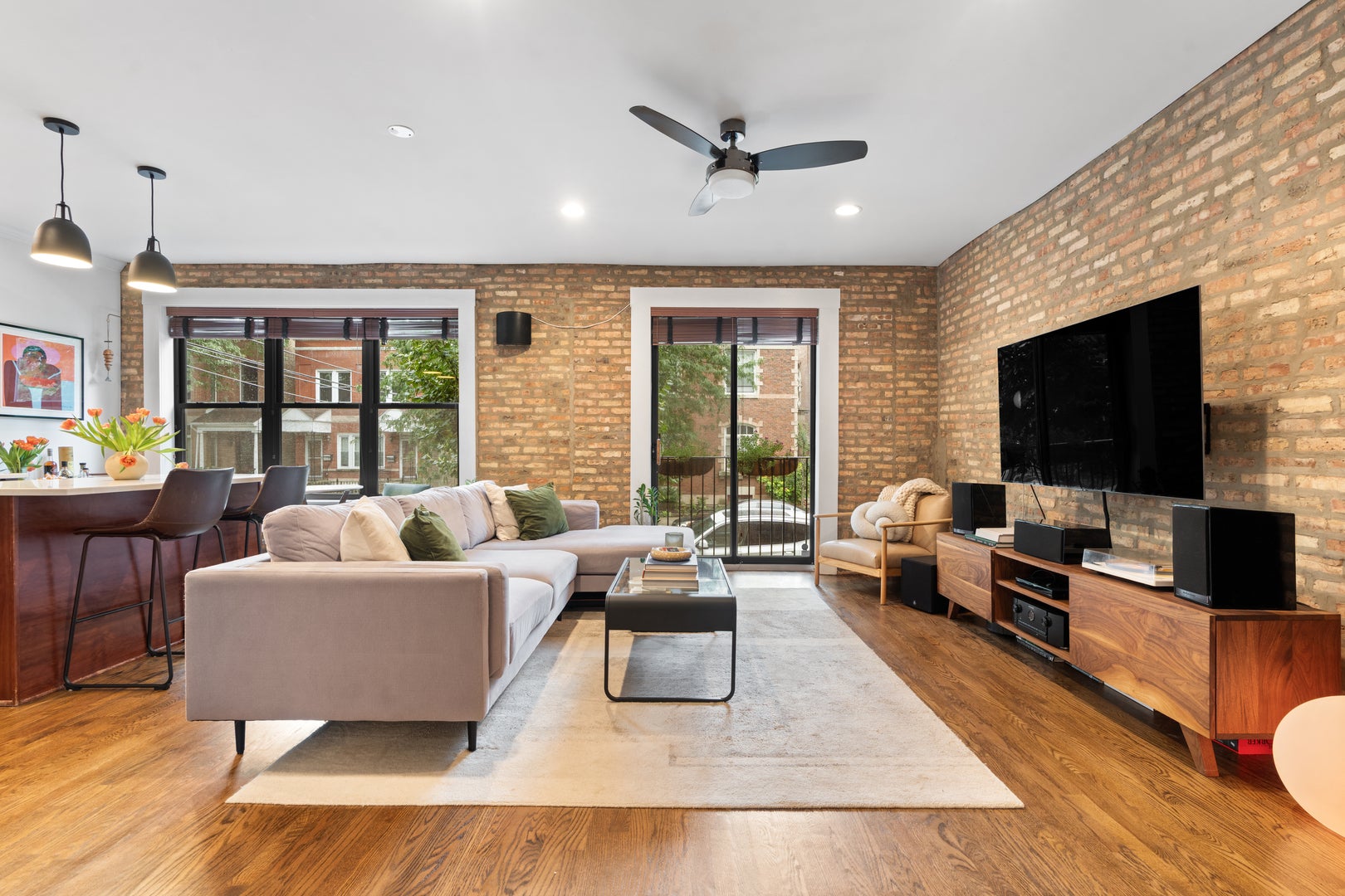 Home in Chicago, IL 60657 — photo 3