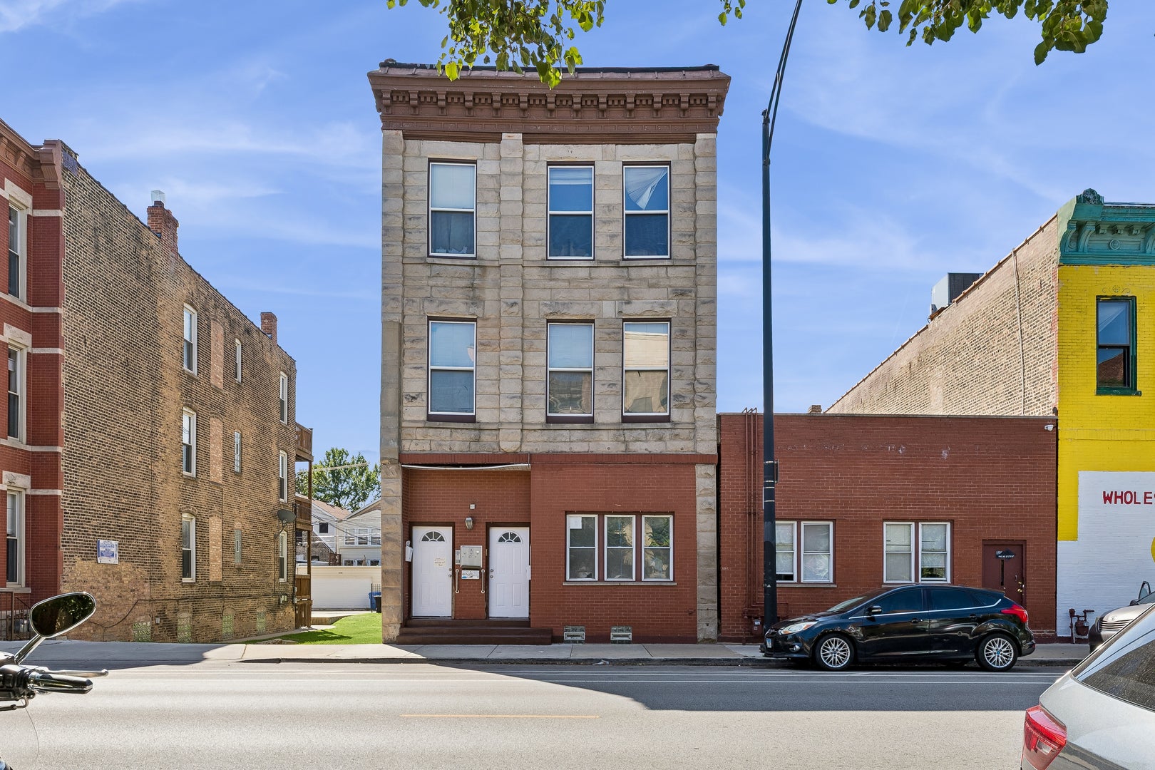 2135 W Armitage Avenue — photo
