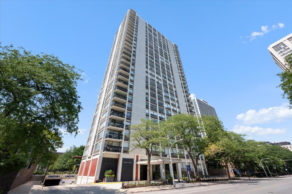 1455 N Sandburg Terrace 508 — photo