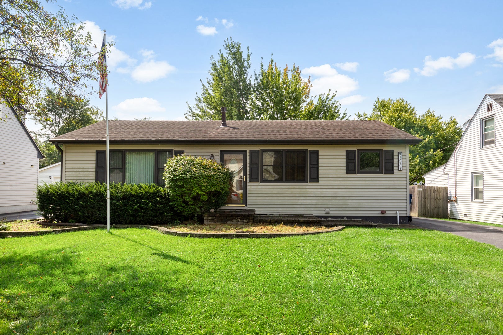 18207 W Big Oaks Road — photo