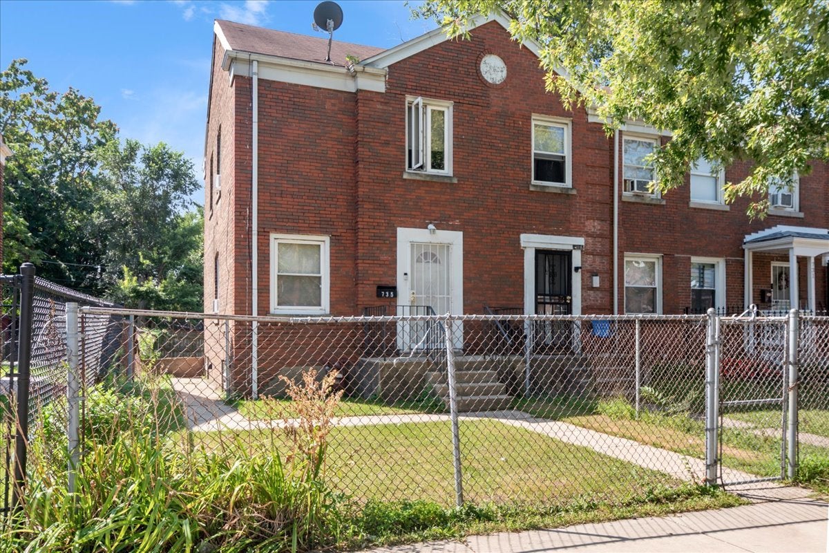 735 E 105th Place — photo